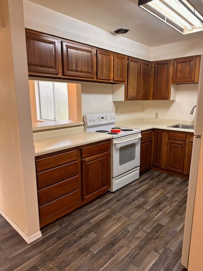 Building Photo - $500 Move-In Special | Kenton 3-Bed, 2-Bath Home with Yard & Washer/Dryer