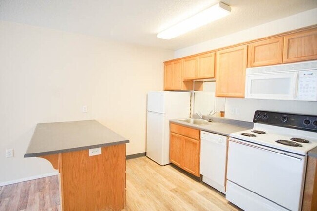 Building Photo - Lovely One Bedroom Available Mid-July!