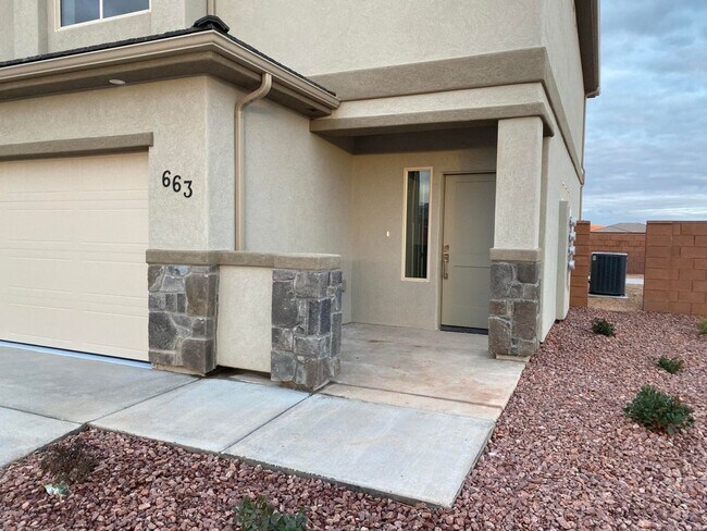 Foto del edificio - 3 Bedroom Townhome. Water, Sewer, and Garbage Included!