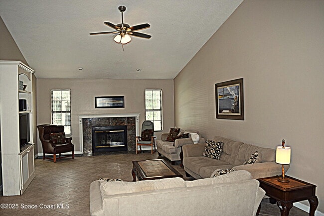 Building Photo - 285 Utopia Cir