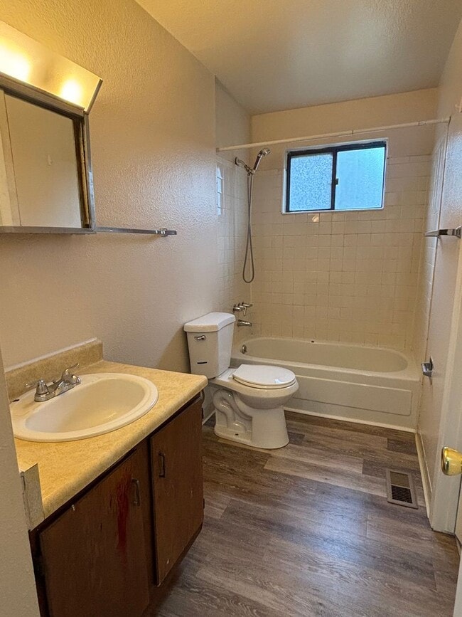 Building Photo - 3 Bed 1 Bath Home near Aeroplaza and Power...