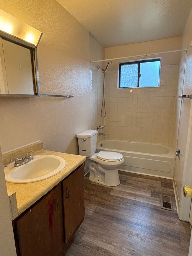 Foto del edificio - 3 Bed 1 Bath Home near Aeroplaza and Power...