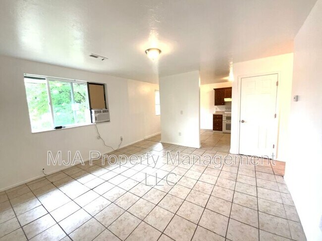 Foto del edificio - 2523 S Lakecrest Dr