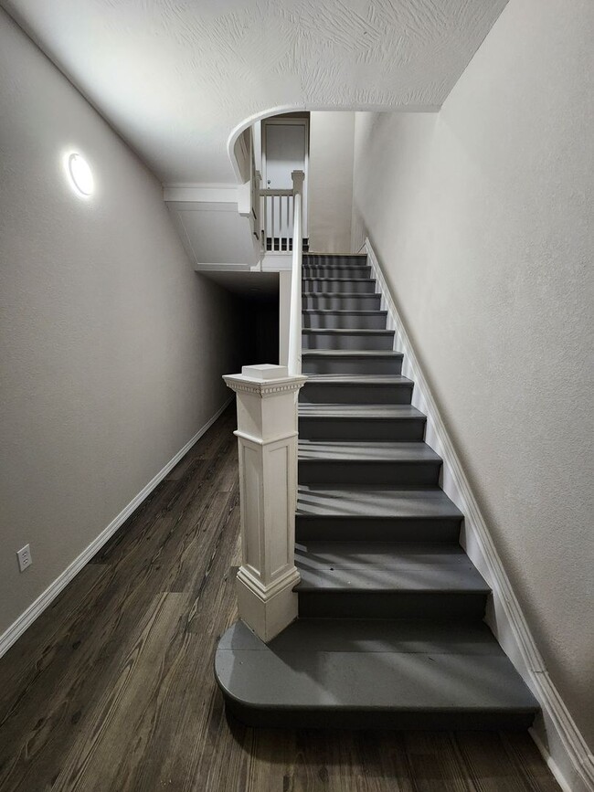 Building Photo - 121 W Pleasant St