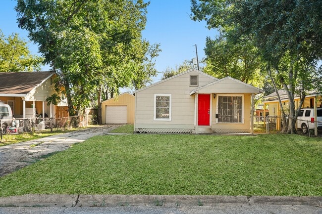 Building Photo - 203 W Hart Ave