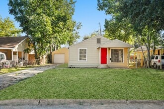 Building Photo - 203 W Hart Ave