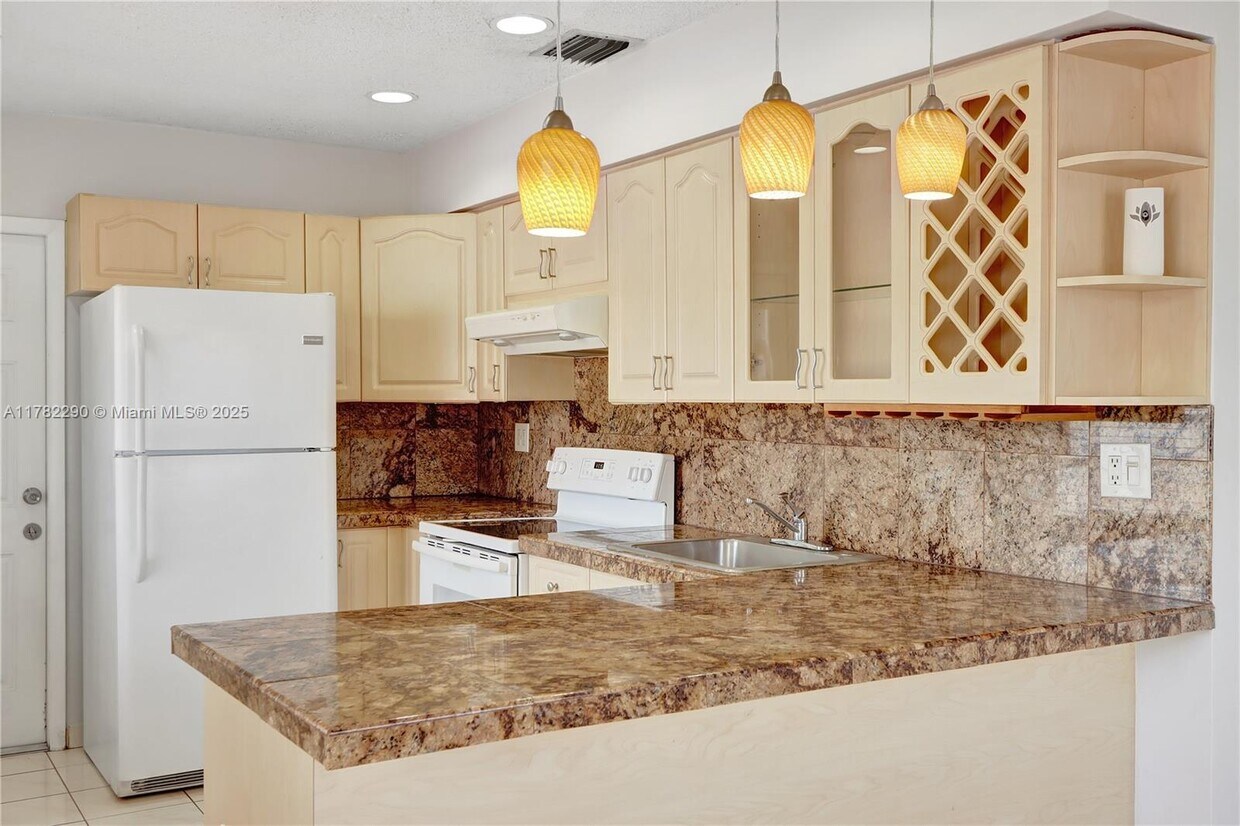 Foto principal - 2474 SW 17th St
