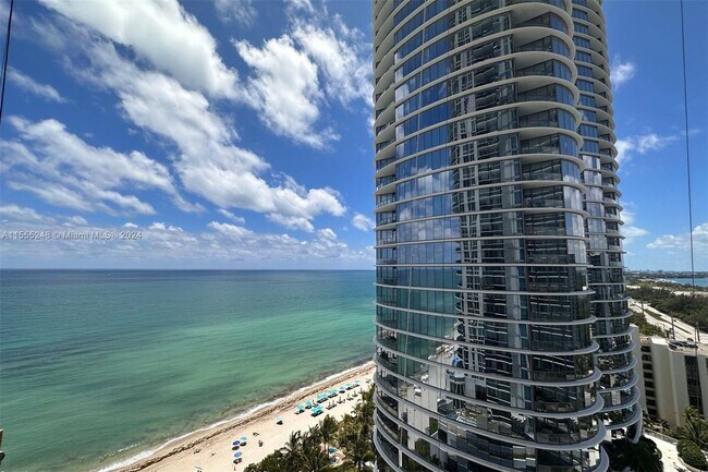 Building Photo - 15811 Collins Ave