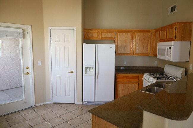 Foto del edificio - Lovely 3 bed 2 bath condo in wonderful location just off the 215 & Tropicana!