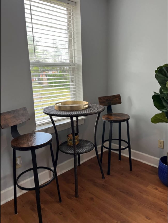 Building Photo - Charming Fully Furnished 1 Bedroom Cottage...
