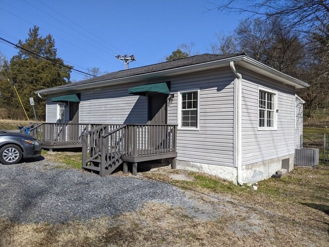 Building Photo - 900 Carline Rd