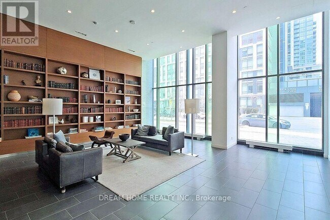 Building Photo - 170-1170 Fort York Blvd