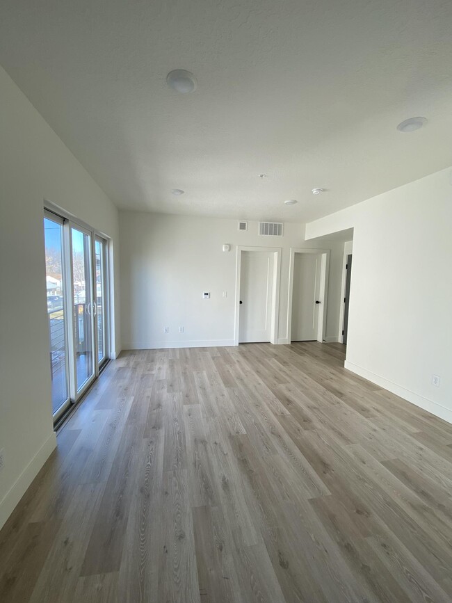 Building Photo - 1272 E Hudson Ave