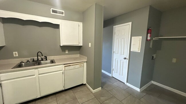 Building Photo - 224 Greenleaf Cir