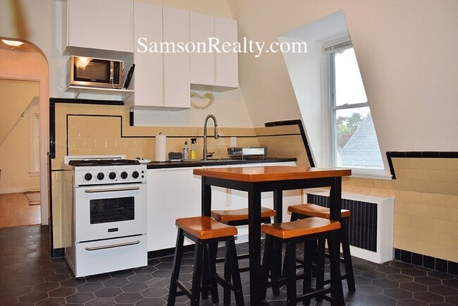 Building Photo - 368 Thayer St