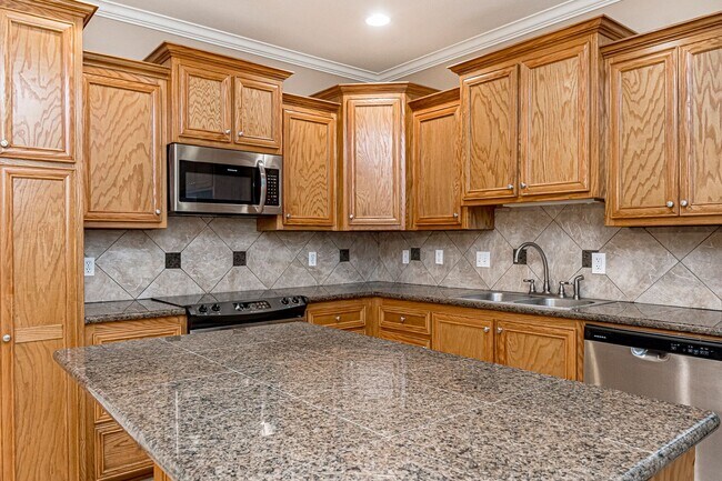 Foto del edificio - Two Bedroom Home in a Gated Community! Com...