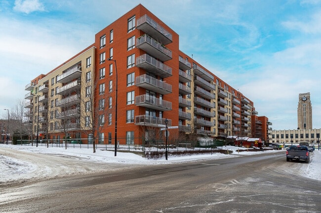 Building Photo - 151 Av. Atwater