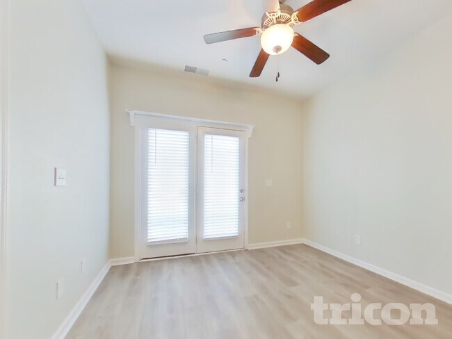 Foto del edificio - 404 Riverwood Ct