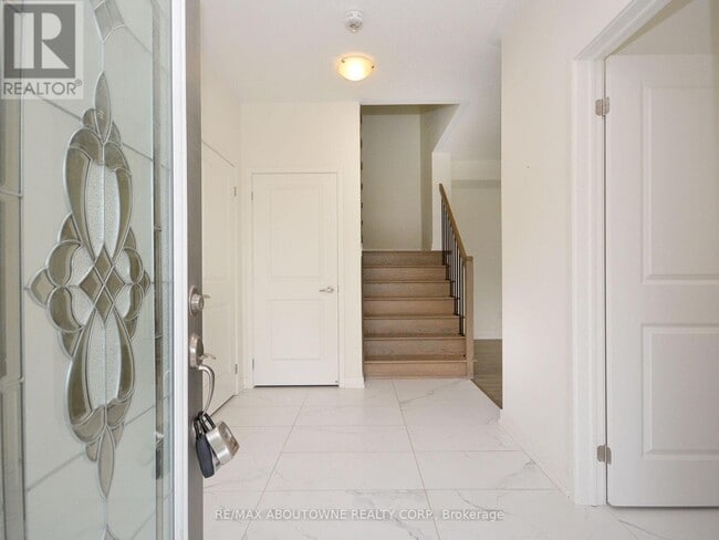 Building Photo - 331 Squire Cres