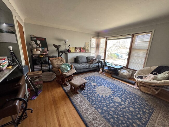 Foto del edificio - Charming 3-Bed Home with Finished Basement and huge backyard.