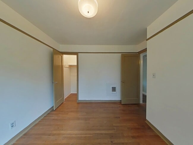 Building Photo - 2 Bedroom House ~ Close to Campus ~ Pet Fr...