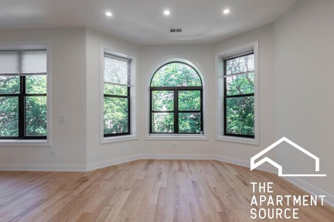 Building Photo - 3 bedroom in Chicago IL 60657
