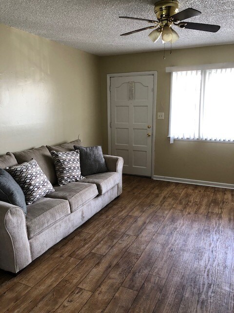 1 habitación sala de estar - Hickory House Apartments