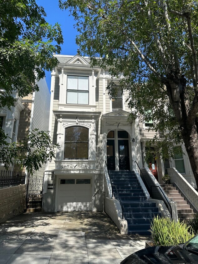 Beautifully Remodeled First Floor Victorian Flat - 46 Liberty St
