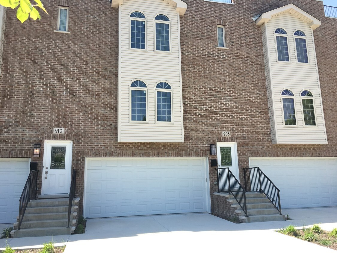 908 East St, Lemont, IL 60439 Townhome Rentals in Lemont IL