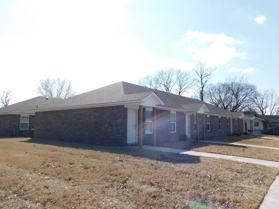 Primary Photo - 1218 Chestnut St