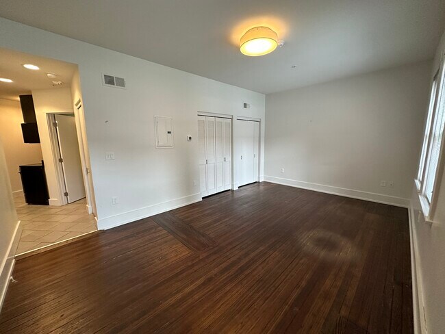 Building Photo - 1702 W 28th St