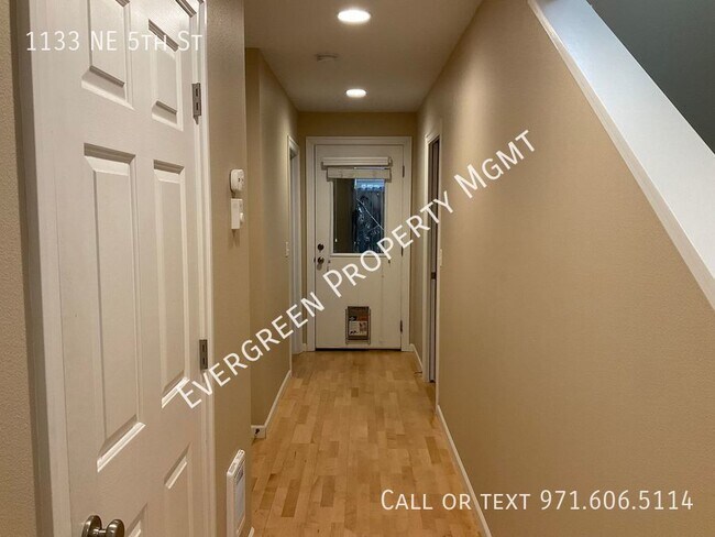 Building Photo - Beautiful Townhome in a Secured Gated Comm...