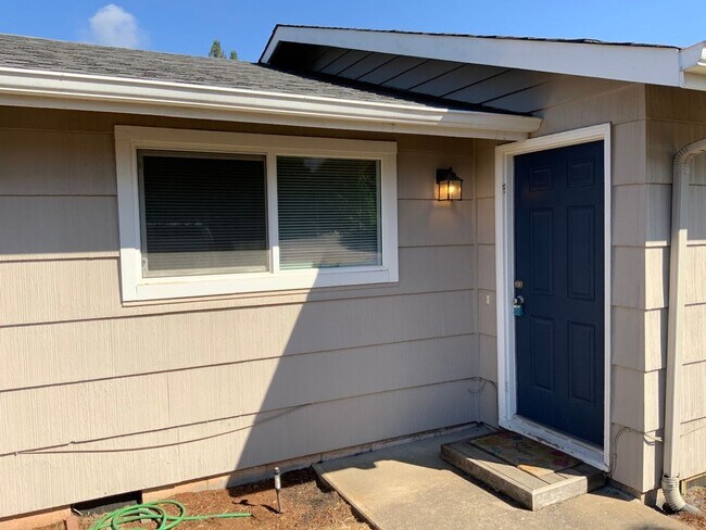 Building Photo - 2 bedroom in River Road Area