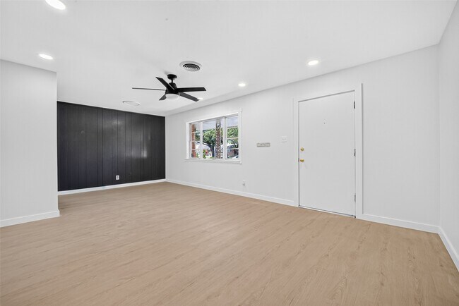 Foto del edificio - 6131 Birdwood Rd