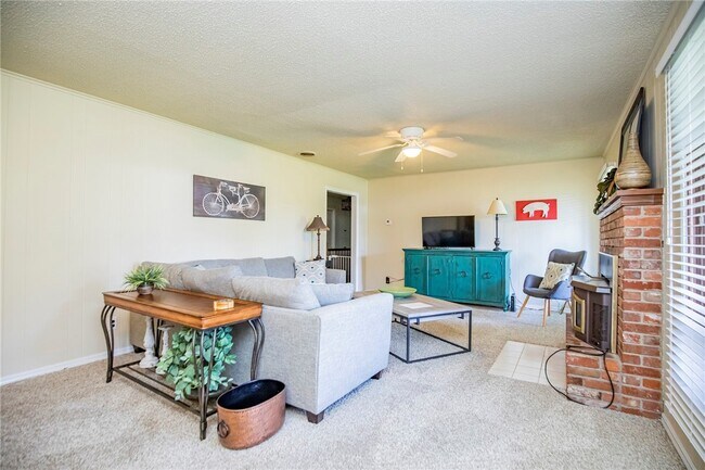 Foto del edificio - 107 NW Winfield Ln