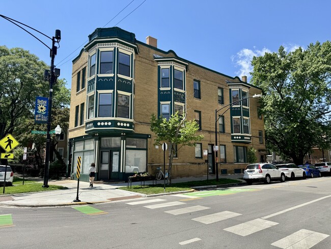 Foto del edificio - 2060 N Racine Ave