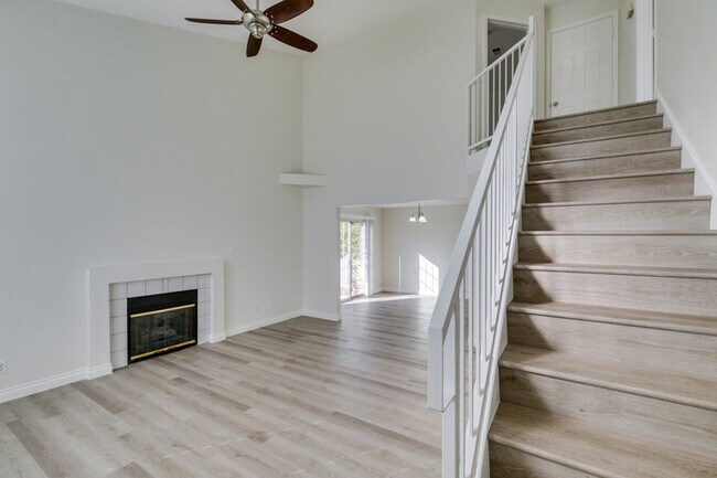 Foto del edificio - North Summerlin Townhouse with attached ga...