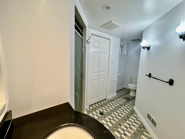 Building Photo - 2 Bedroom Basement Apartment – All Utiliti...
