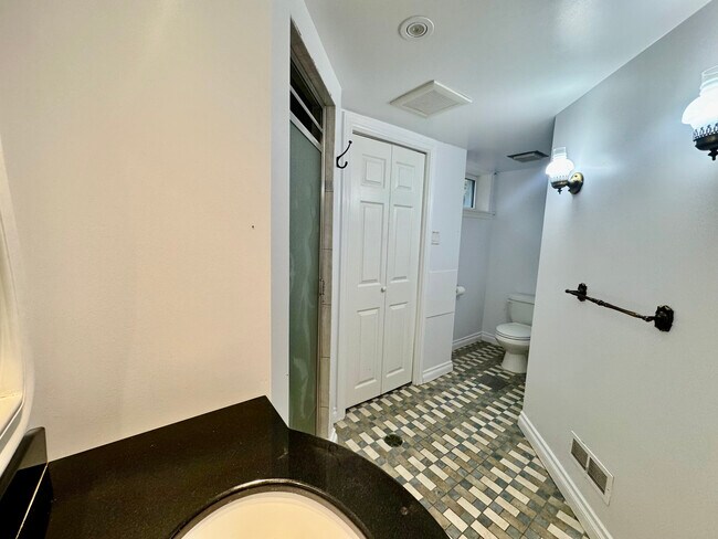 Photo du bâtiment - 2 Bedroom Basement Apartment – All Utiliti...
