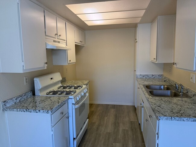 Building Photo - 1230 Hull Pl