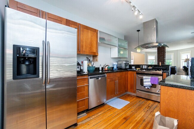 Building Photo - 2 Bed, 2 Bath Above it all in Inman Square
