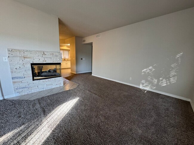 Foto del edificio - Available NOW!