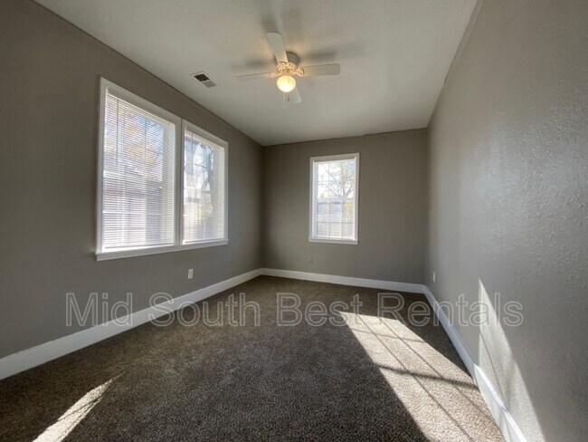 Building Photo - 565 E Davant Ave