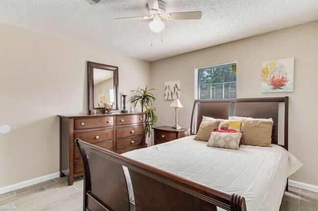 Foto del edificio - 2 br, 1 bath Triplex - 3410 Green Briar Ci...