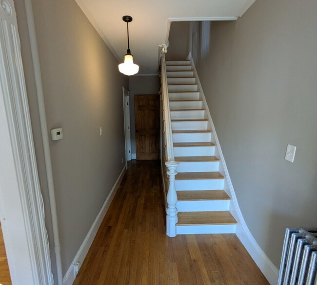 Foto del edificio - Brighton 3bed/ 1.5 Bath Near B Line