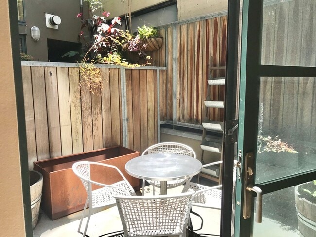 Building Photo - Sunny 2-level 1BR/1.5BA Condo Loft, Parkin...