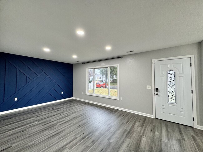 Foto del edificio - Fully-Updated 1st-Time Rental! Ready NOW! Pet Friendly w/Large, Detached Garage Workshop!