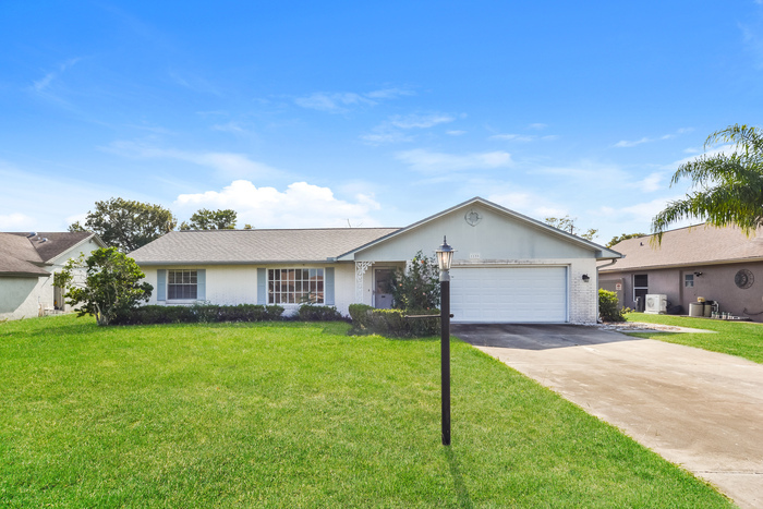 Primary Photo - Covered Patio & Sparkling Pool in Deltona,...