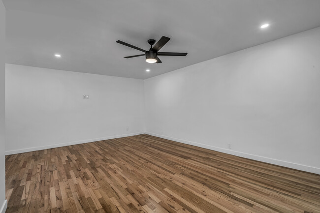 Living Area - 905 Manhattan Beach Blvd