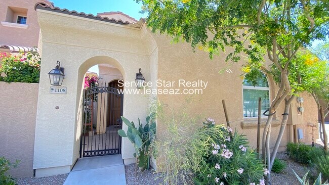 Building Photo - 1367 S Country Club Dr